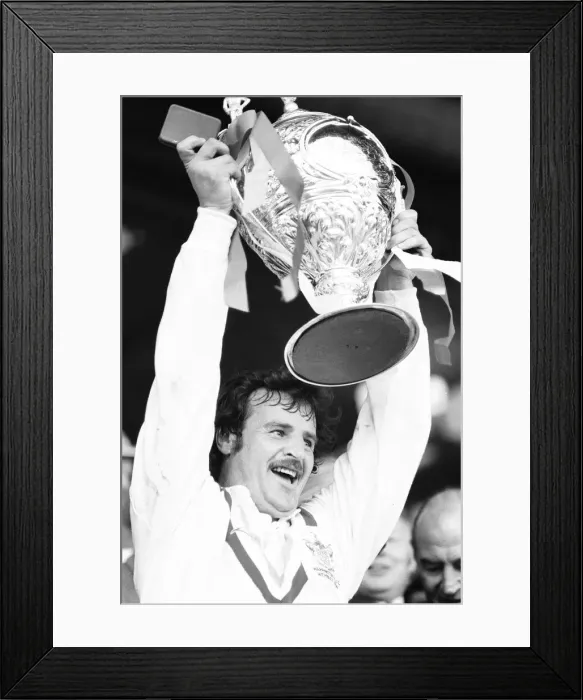 Framed Print : Alex Murphy the Warrington Captain holds aloft the Challenge Cup after their victory over Framed Print : Alex Murphy the Warrington Captain holds aloft the Challenge Cup after their victory over