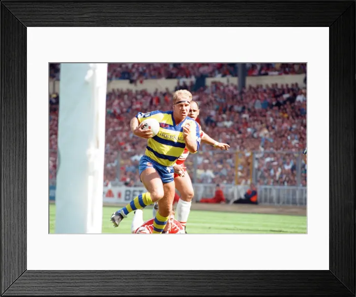 Framed Print : Warringtons Mike Gregory avoids Wigans Andy Gregory to scores Warringtons first try in Framed Print : Warringtons Mike Gregory avoids Wigans Andy Gregory to scores Warringtons first try in