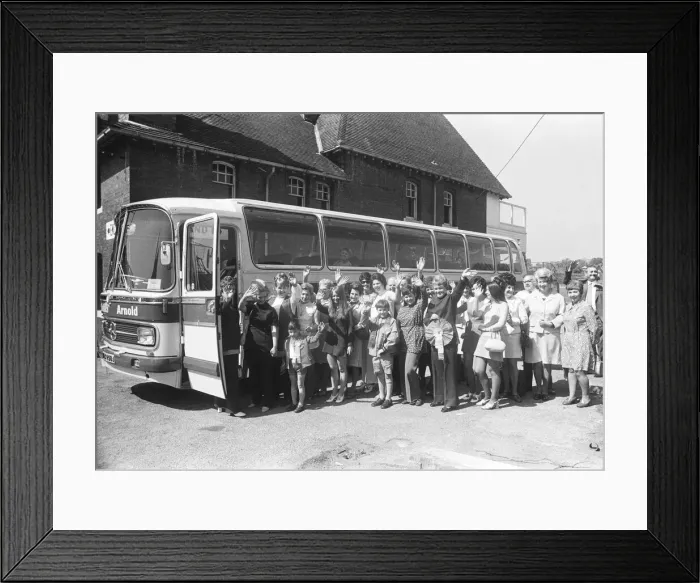Framed Print : Leeds wives and children board the coach bound for Wembley to watch their husband play Framed Print : Leeds wives and children board the coach bound for Wembley to watch their husband play