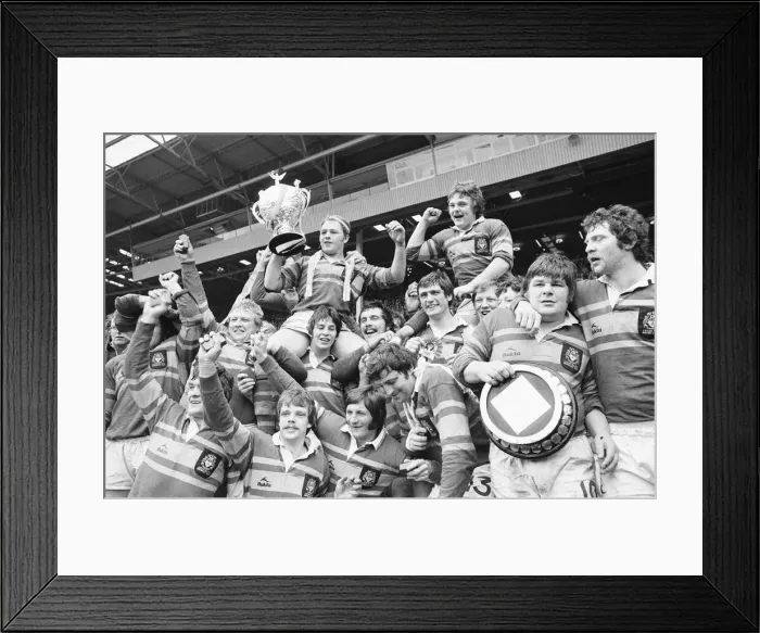 Framed Print : Leeds RLFC celebrating their 16 - 7 victory over Widnes in the Rugby League Cup Final Framed Print : Leeds RLFC celebrating their 16 - 7 victory over Widnes in the Rugby League Cup Final