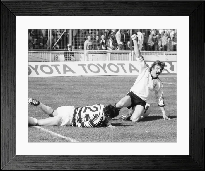 Framed Print : Widnes score a try in their Rugby League Cup Final against Hull at Wembley Framed Print : Widnes score a try in their Rugby League Cup Final against Hull at Wembley