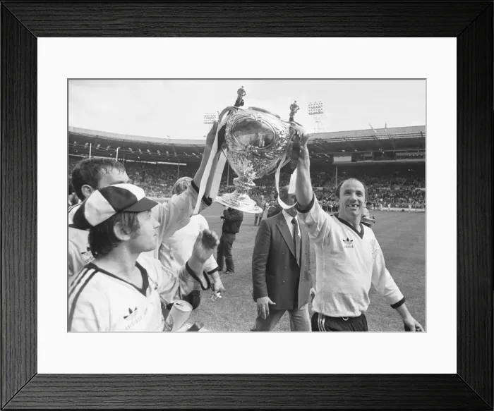 Framed Print : Widnes celebrate after their 18 - 9 victory over Hull Kingston Rovers in the Rugby League Framed Print : Widnes celebrate after their 18 - 9 victory over Hull Kingston Rovers in the Rugby League