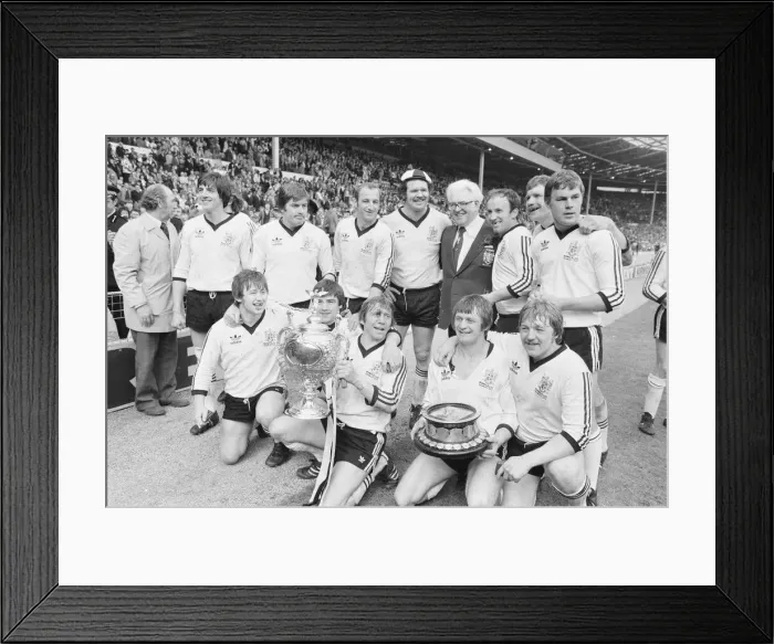 Framed Print : Widnes poses for the cameras after beating Wakefield Trinity to win the Rugby League Cup