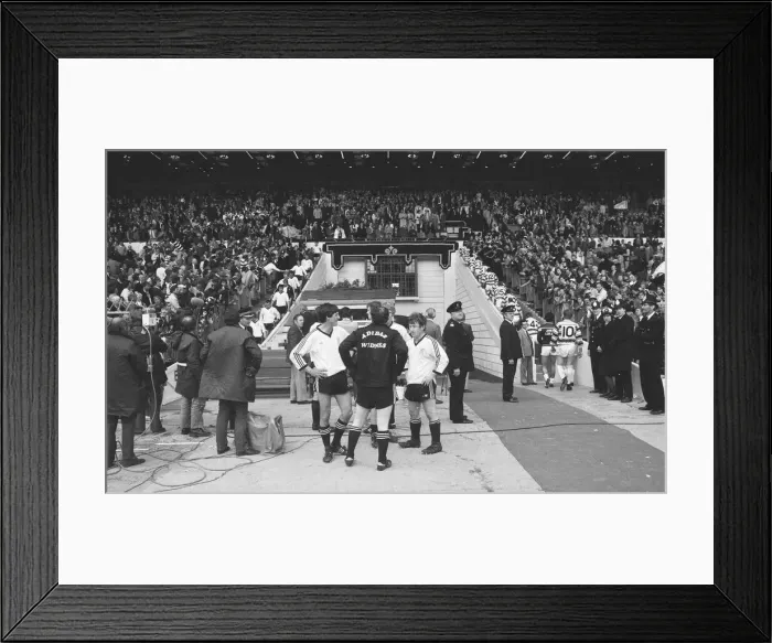 Framed Print : Widnes (left) and Hull (right) players are presented to the Royal Box following their 14