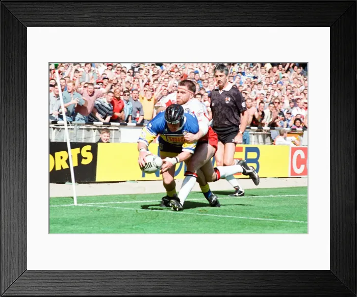 Framed Print : Garry Schofield avoids the Wigan defence to score a try for Leeds during the Rugby