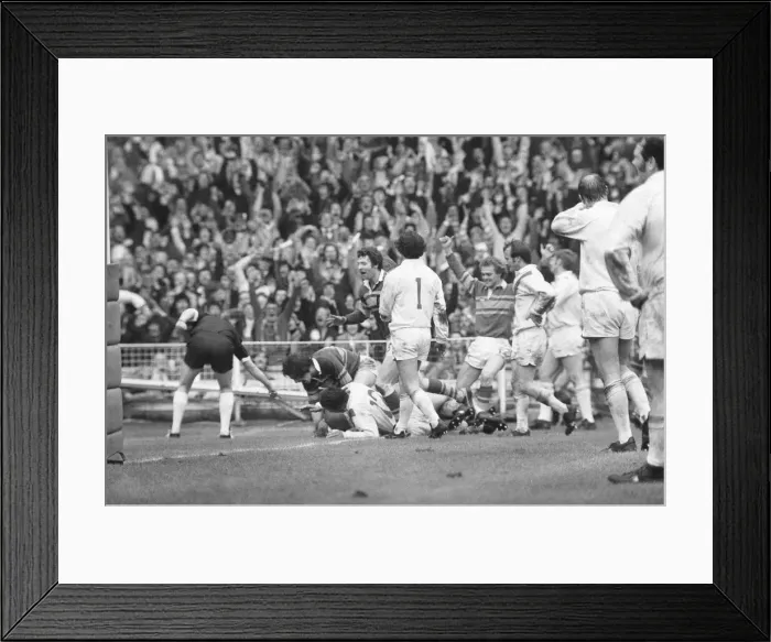 Framed Print : Leeds score a try against St Helens in the Rugby League Cup Final at Wembley Framed Print : Leeds score a try against St Helens in the Rugby League Cup Final at Wembley