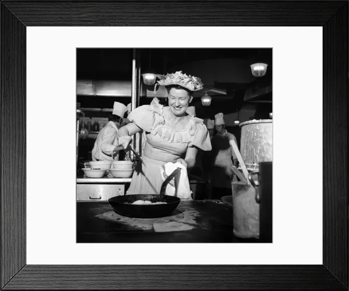 Framed Print : Mini Pearl from America who is both a cabaret star and a successful boss of 100 fried Framed Print : Mini Pearl from America who is both a cabaret star and a successful boss of 100 fried