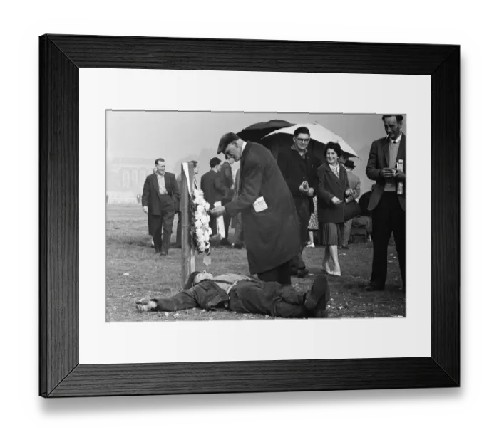 Framed Print : Last day of racing at Hurst Park Racecourse, Moussey Hurst, West Molesey, Surrey