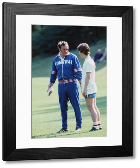 Framed Print : England manager Don revie speaking to Gordon Hill during a training session Framed Print : England manager Don revie speaking to Gordon Hill during a training session
