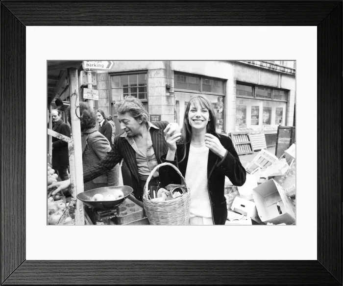 Framed Print : Jane Birkin and husband Serge Gainsbourg, pictured shopping in Berwick Street market