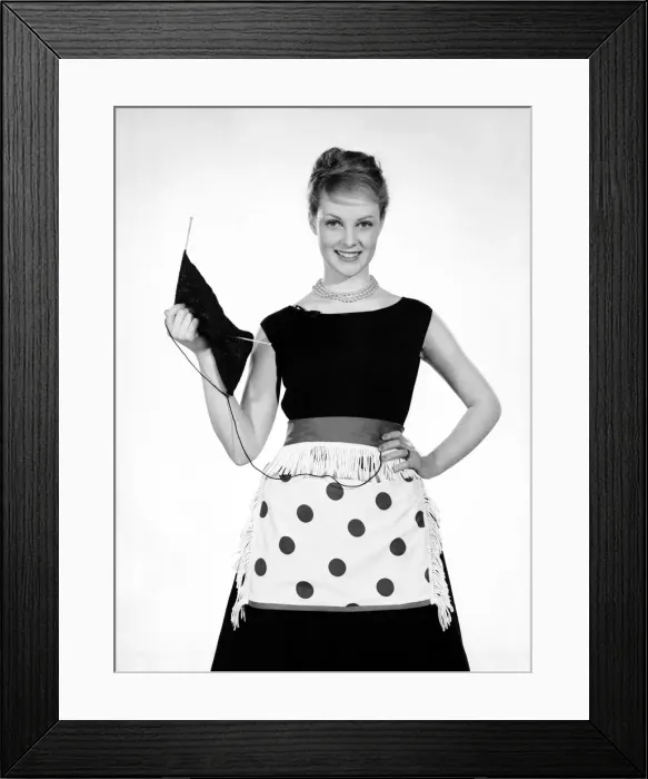 Framed Print : Model Roma Reeves seen here wearing green spot apron whislt knitting 1958 B944-002