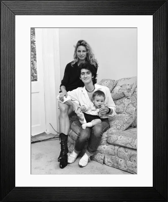 Framed Print : Gary Holton, Actor with family, girlfriend Susan Harrison and son Red, pictured together Framed Print : Gary Holton, Actor with family, girlfriend Susan Harrison and son Red, pictured together