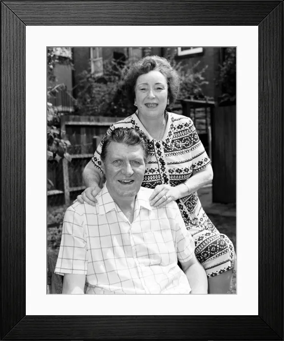 Framed Print : Tommy Cooper and wife Gwen, pictured together at home, July 1983