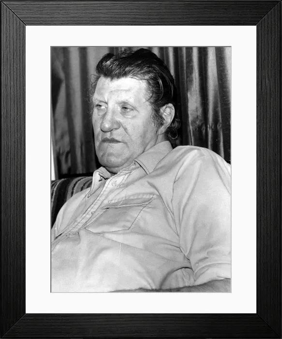 Framed Print : Tommy Cooper, pictured at home, December 1978 Framed Print : Tommy Cooper, pictured at home, December 1978