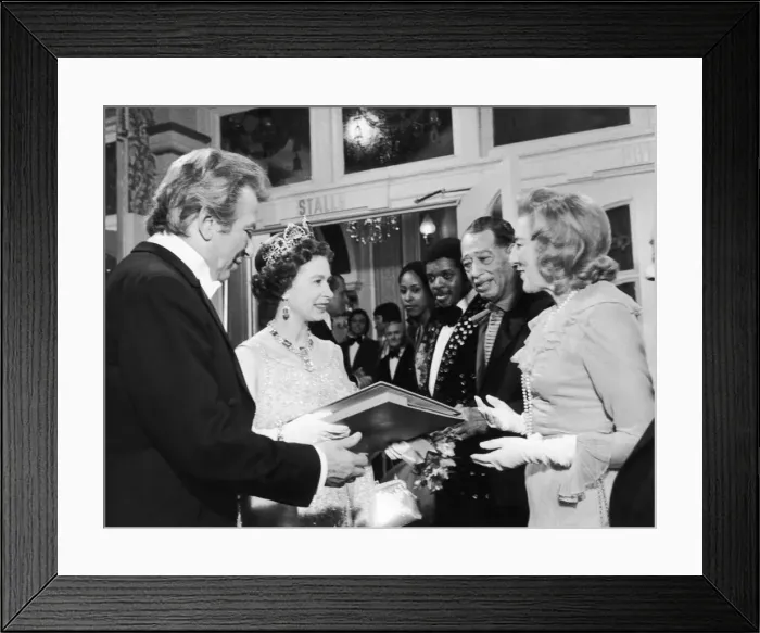 Framed Print : The Queen is presented with a record by singer Vera Lynn. 26th November 1973