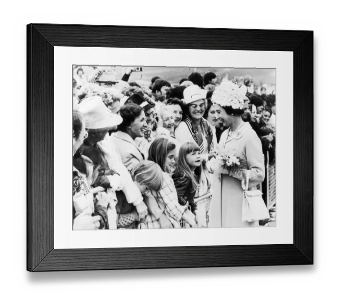 Framed Print : Royal visit to the Isle of Man. The Queen greets crowds in Douglas. 3rd August 1972