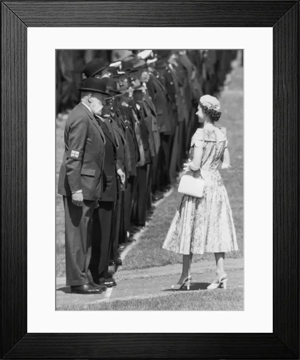 Framed Print : V. Cs Parade in Hyde Park. The Queen talks to some of the veterans during her Framed Print : V. Cs Parade in Hyde Park. The Queen talks to some of the veterans during her