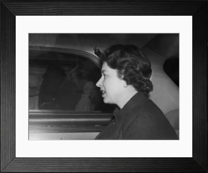Framed Print : The Queen pictured leaving Buckingham Palace before the birth of her third child