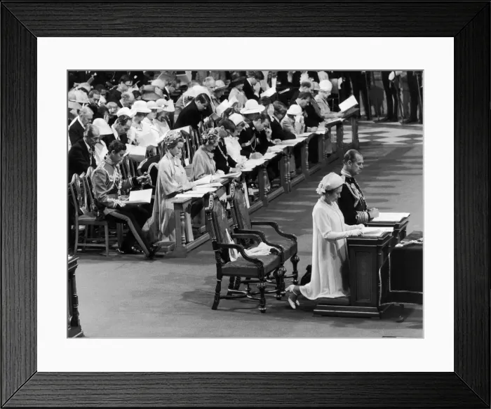 Framed Print : Silver Jubilee celebration. The Queen reading a prayer in Westminster Abbey Framed Print : Silver Jubilee celebration. The Queen reading a prayer in Westminster Abbey