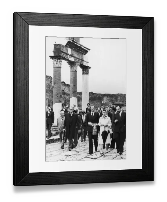 Framed Print : The Queen and The Duke of Edinburgh at the ancient ruins of Pompeii during a visit to Framed Print : The Queen and The Duke of Edinburgh at the ancient ruins of Pompeii during a visit to