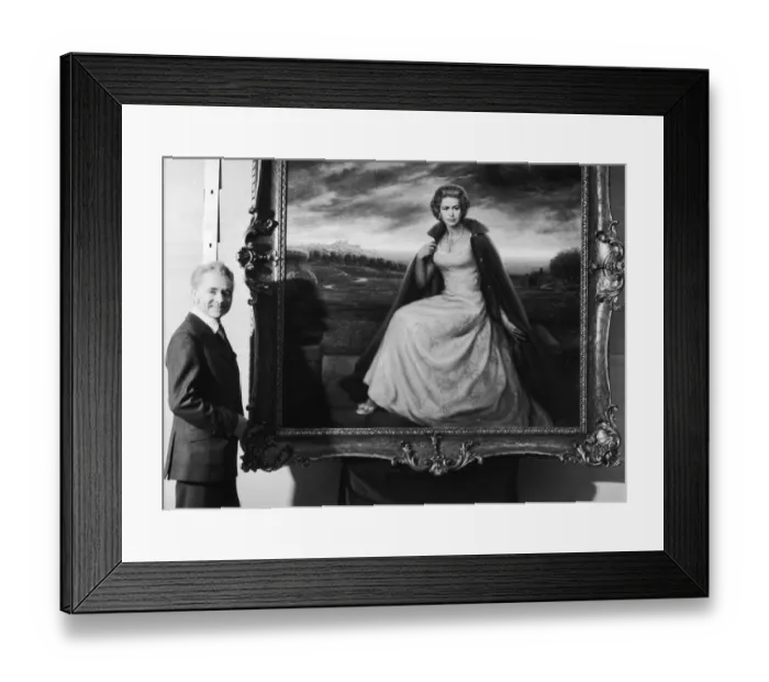 Framed Print : A portrait of Queen Elizabeth II with the artist Joe King. 25th January 1972