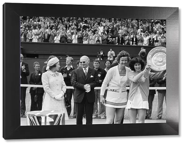 14, 000 stamping fans cheered Virginia Wade to victory in her fight against Holland