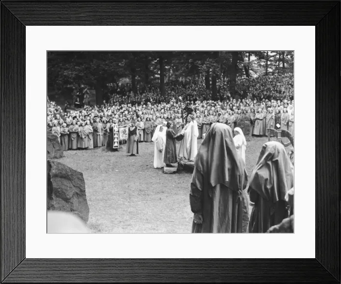 Framed Print : Princess Elizabeth is invested Honorary Ovate to the Gorsedd of the Bards of Wales