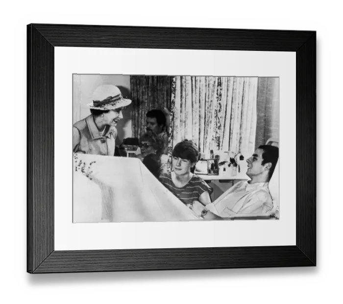 Framed Print : The Queen visiting wounded soldiers from the Falklands conflict at a military hospital in Framed Print : The Queen visiting wounded soldiers from the Falklands conflict at a military hospital in