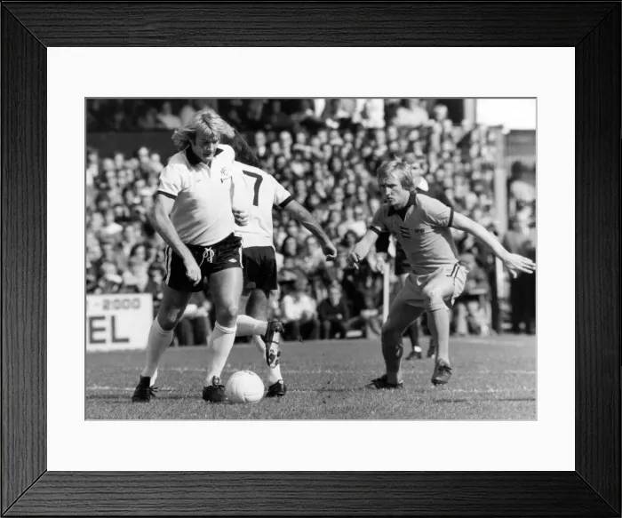 Framed Print : Derek Parkin (right) looks to stop Rodney Marsh Fulham 0 v Framed Print : Derek Parkin (right) looks to stop Rodney Marsh Fulham 0 v