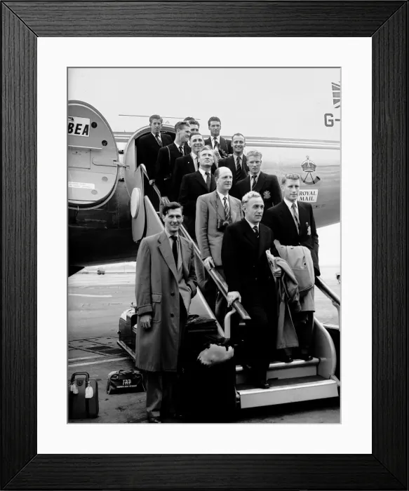 Framed Print : Wolves team and Bob Ferrier fly off to Russia 4th August 1955 Framed Print : Wolves team and Bob Ferrier fly off to Russia 4th August 1955