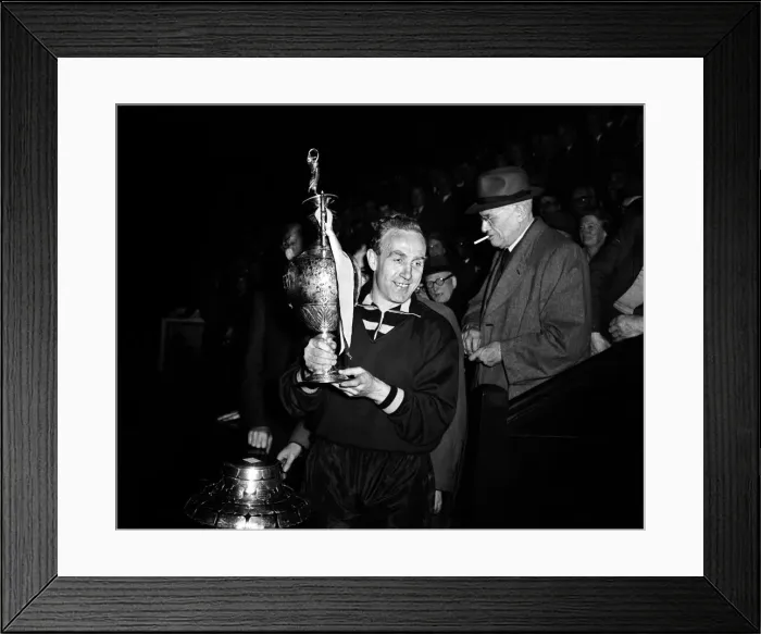 Framed Print : Wolverhampton Wanderers vs. Leicester. Wolves captain Billy Wright with
