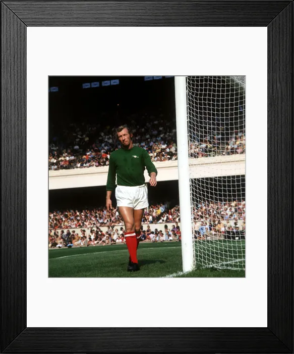 Framed Print : Arsenal goalkeeper Bob Wilson in action during the match against Leicester City