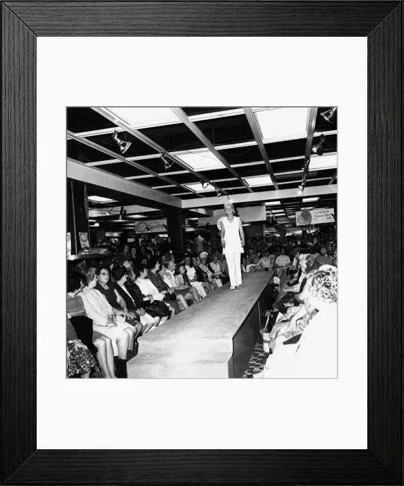 Framed Print : It was the end of six weeksi public dieting for the 12 Sunday Sun slimmers last Thursday Framed Print : It was the end of six weeksi public dieting for the 12 Sunday Sun slimmers last Thursday