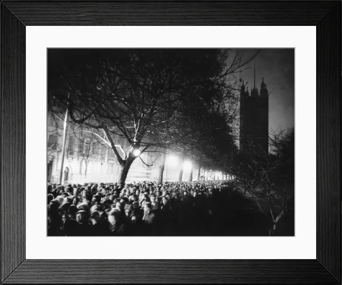 Framed Print : Thousands queue up to say farewell: The time is 10. 30p. m Framed Print : Thousands queue up to say farewell: The time is 10. 30p. m