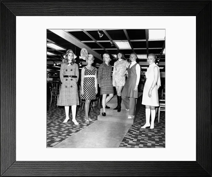 Framed Print : It was the end of six weeksi public dieting for the 12 Sunday Sun slimmers last Thursday Framed Print : It was the end of six weeksi public dieting for the 12 Sunday Sun slimmers last Thursday