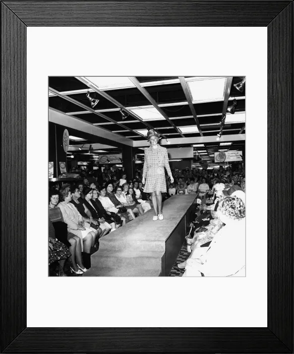 Framed Print : It was the end of six weeksi public dieting for the 12 Sunday Sun slimmers last Thursday Framed Print : It was the end of six weeksi public dieting for the 12 Sunday Sun slimmers last Thursday