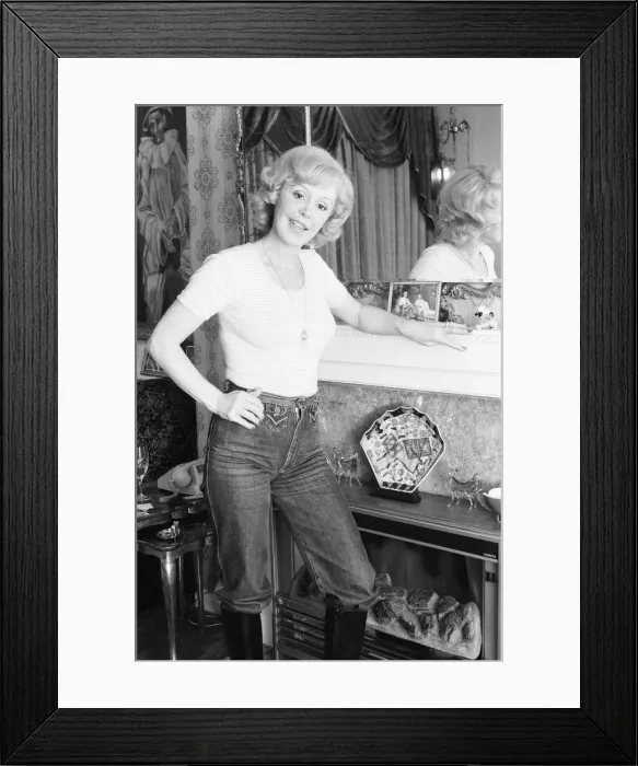 Framed Print : Singer Kathy Kirby relaxes at home, 4th February 1978 Framed Print : Singer Kathy Kirby relaxes at home, 4th February 1978