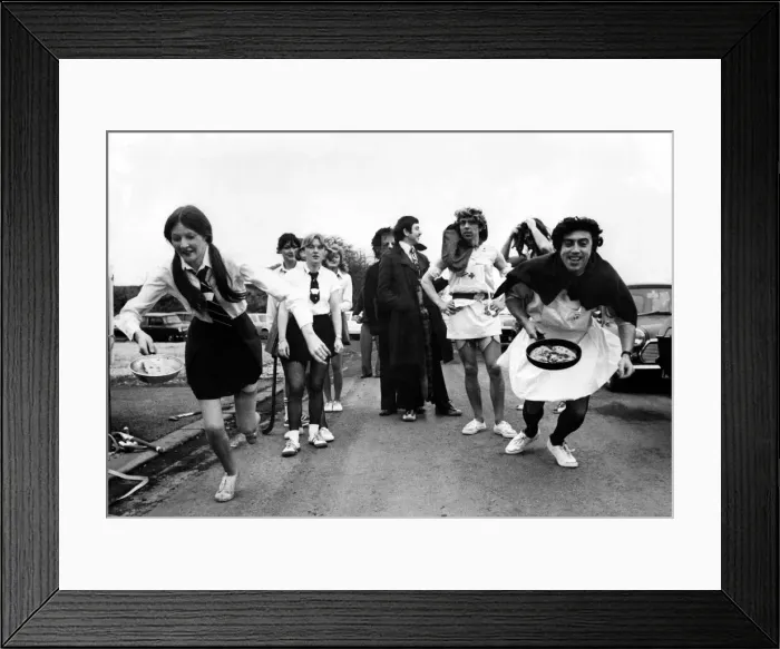 Framed Print : Staff from Northumbrian Waters offices at Gosforth, Newcastle Framed Print : Staff from Northumbrian Waters offices at Gosforth, Newcastle