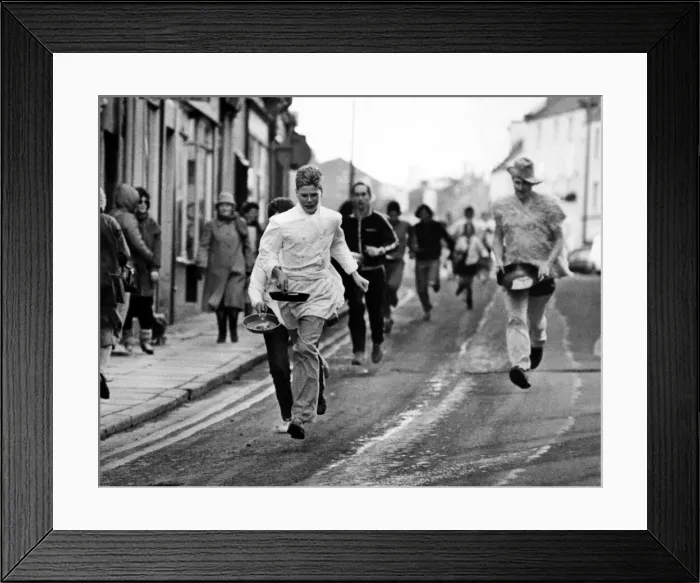 Framed Print : Competitors take part in the Alnwick Shrove Tuesday Pancake race 16 February 1988