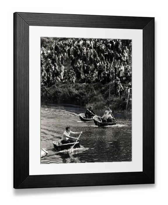 Framed Print : Coracle Racing - Tense moment during a coracle race as crowds line the banks of the River
