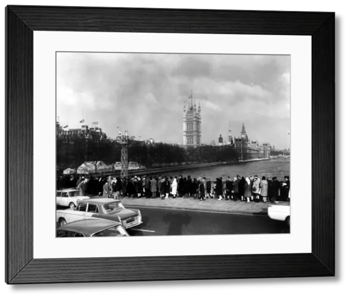 Framed Print : At 11am on the morning of 27th January, 1965, Britain began paying homage to the memory Framed Print : At 11am on the morning of 27th January, 1965, Britain began paying homage to the memory