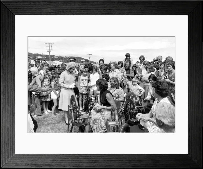 Framed Print : Queen Elizabeth II Visits New Zealand as part of her Silver Jubilee celebrations