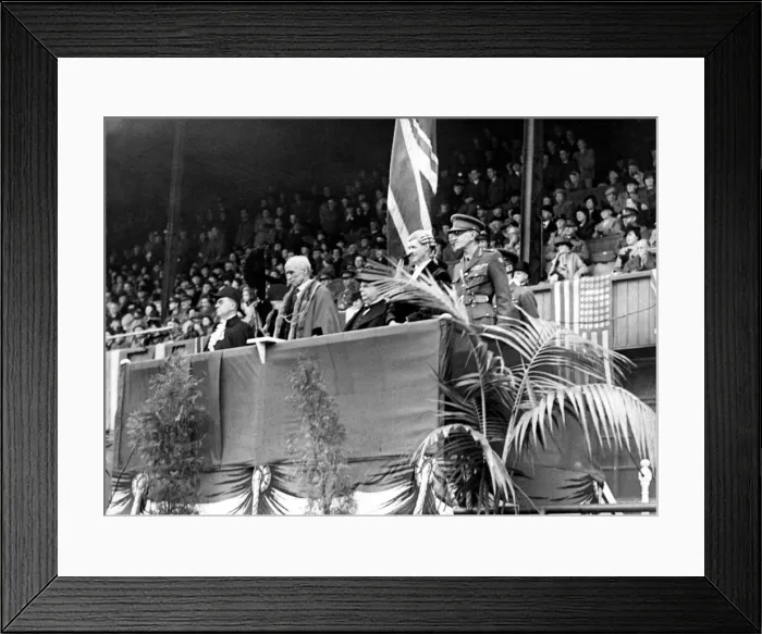 Framed Print : World War two victory parade - Newcastle held its victory parade st St James