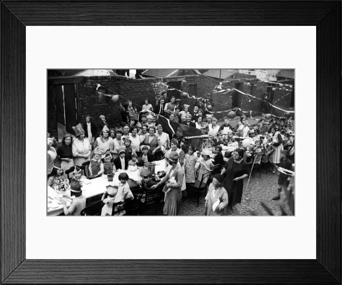 Framed Print : The residents of Mill Street, off Scotswood Road in Newcastle taking part in a street Framed Print : The residents of Mill Street, off Scotswood Road in Newcastle taking part in a street