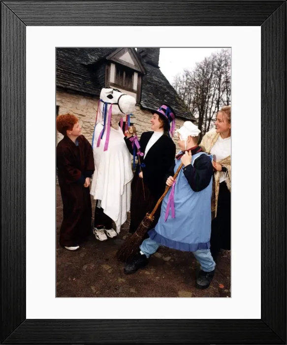 Framed Print : Mari Lwyd - Pupils from Ysgol Gymraeg Treganna in Canton