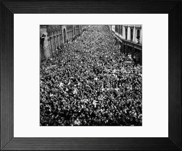 Framed Print : Wolverhampton Wanderers crowds welcome Wolves F. C. with the F. A. Cup. May 1960 Framed Print : Wolverhampton Wanderers crowds welcome Wolves F. C. with the F. A. Cup. May 1960