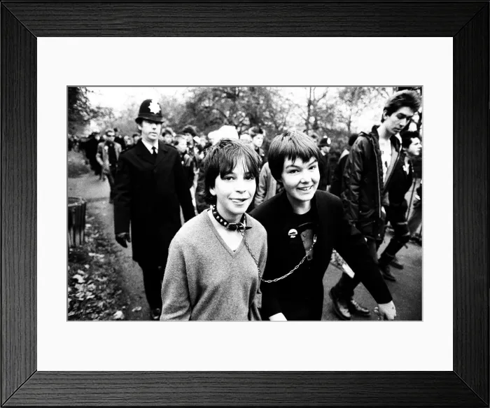 Framed Print : Punks at Sloane Square for a march to Hyde Park to commemorate the death of Sid Vicious Framed Print : Punks at Sloane Square for a march to Hyde Park to commemorate the death of Sid Vicious