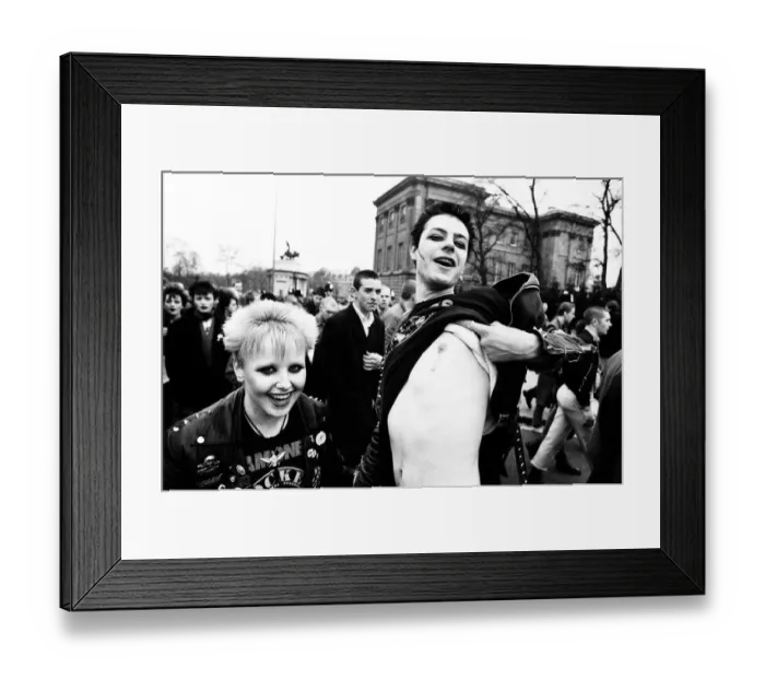 Framed Print : Punks at Sloane Square for a march to Hyde Park to commemorate the death of Sid Vicious Framed Print : Punks at Sloane Square for a march to Hyde Park to commemorate the death of Sid Vicious