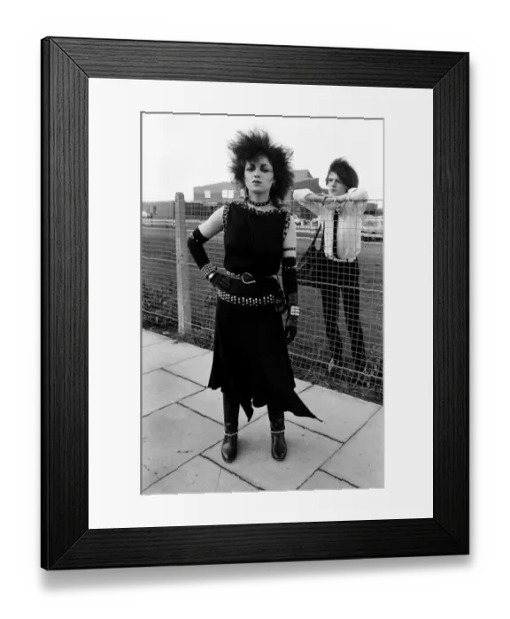 Framed Print : Punk love, Brian McEnaney 15 and Lesley Smith 24 kiss over theschool yard fence