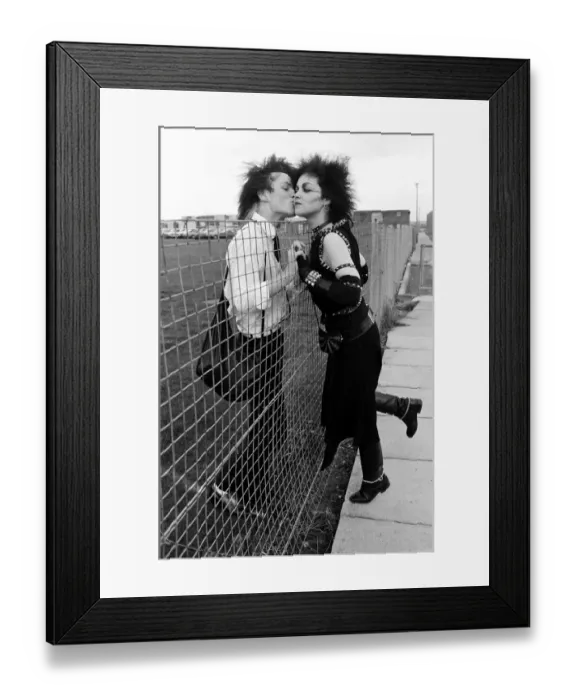 Framed Print : Punk love, Brian McEnaney 15 and Lesley Smith 24 kiss over theschool yard fence Framed Print : Punk love, Brian McEnaney 15 and Lesley Smith 24 kiss over theschool yard fence